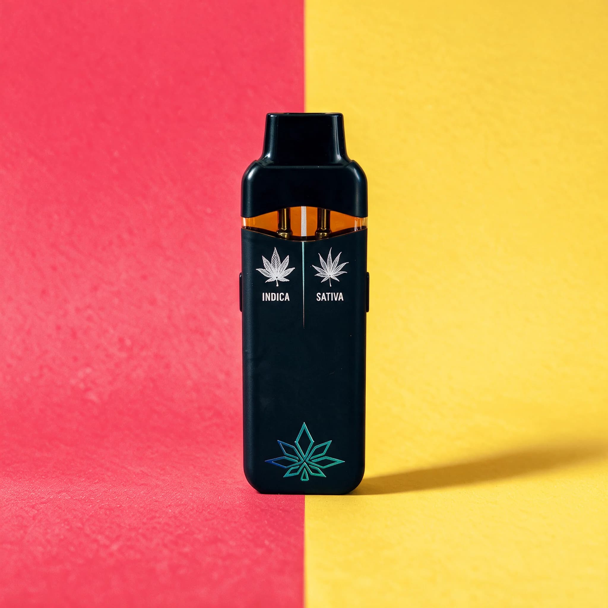 Penjamin Duo em pé sobre um fundo dividido em dois: vermelho cereja à esquerda, amarelo limão à direita, com a linha ao meio do vape sobre a divisão