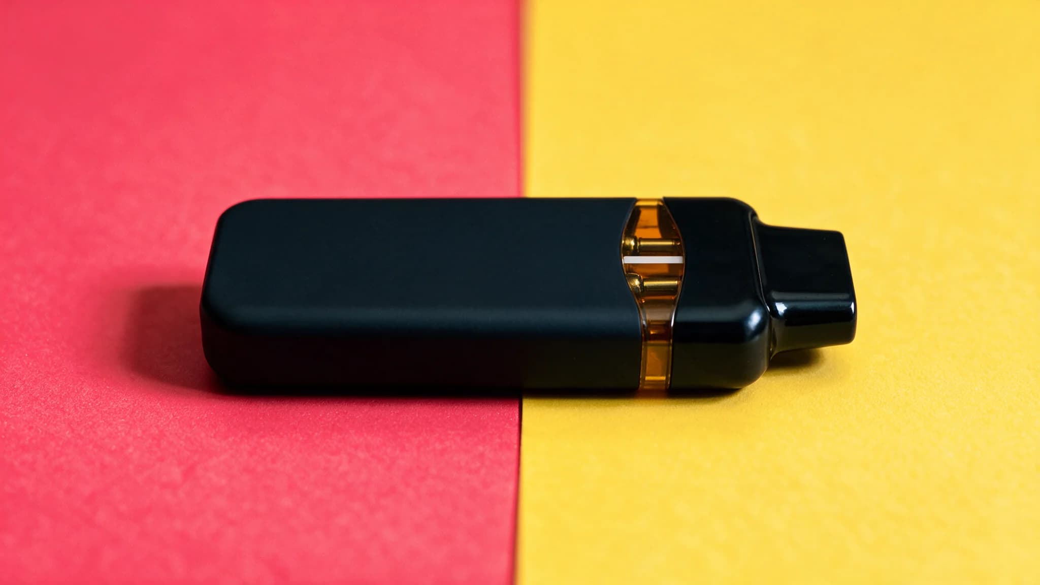 Penjamin Duo deitado sobre um fundo dividido em vermelho cereja e amarelo limão